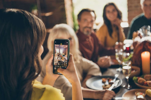 utilisation-smartphone-appareil-photo-numérique-en-famille