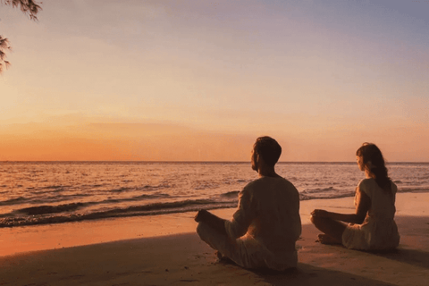 meditation au bord de plage en duo