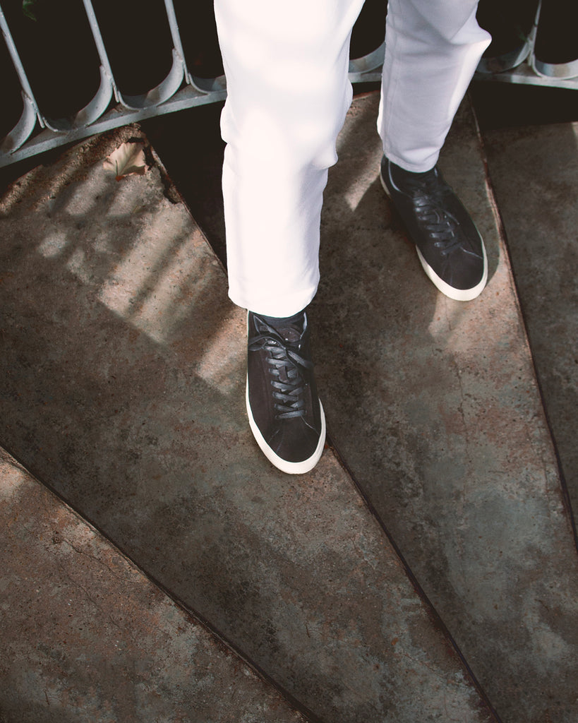 Armand is wearing timothee paris sneaker atlantique monochrome black