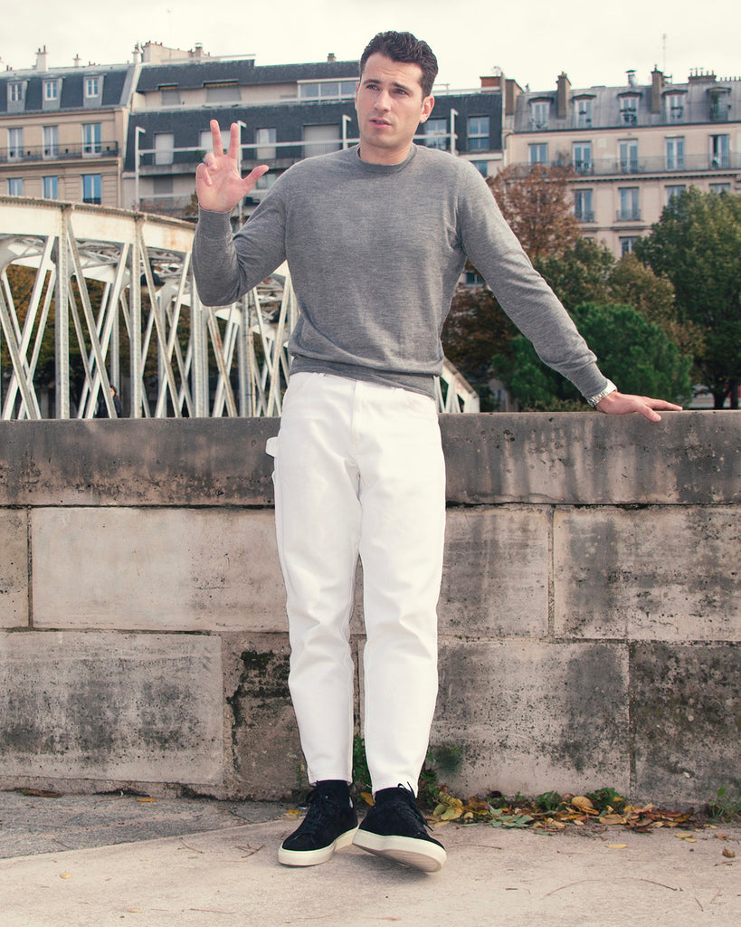 Armand posant avec une paire de sneaker timothée paris atlantique