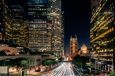 Larga exposición nocturna de una ciudad.