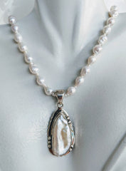 Baby baroque with pearl pendant