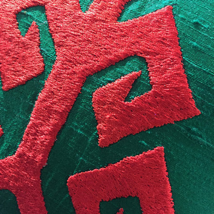 Cimen yesili ipek santuk uzerine kirmizi nakisin yakindan gorunusu_Close up view of scarlet red embroidery on lawn green slubbed silk_kissen_coussin