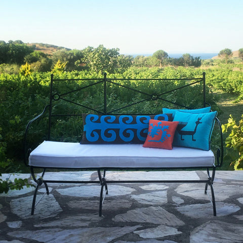 Deniz manzarali bagin verandasindaki bankta turuncu mavi nakisli yastiklar_Orange blue embroidered pillows on bench in vineyard patio with sea-view_kissen_coussin
