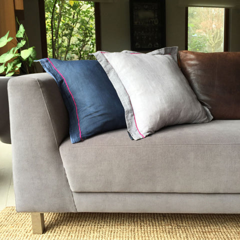 Kanepenin kosesinde lacivert ve gri pamuklu kirmizi nakisli kirlentler_Dark blue and grey cushions with red embroidery at the corner of a sofe