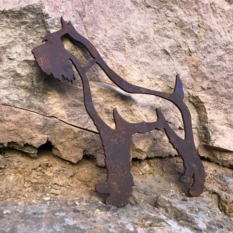 Kayalara yaslanmis metal dekoratif sakalli kopek figuru_Metal decorative bearded dog figure leaning on rocks