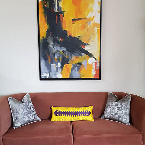 Koyu somon rengi kanepede gri ve sari kirlentler ve ustlerinde tablo_Sofa with gray and yellow throw pillows and a painting