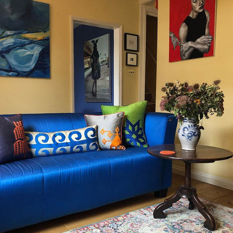 Rengarenk salonda civit mavisi kanepede renkli ipek yastiklar_Colorful cushions on a cobalt blue sofa in the living-room_kissen_coussin