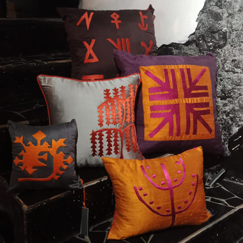 Siyah merdivende fusya turuncu kahverengi ve gri renklerde desenli ipek kirlentler_Patterned silk cushions in fuchsia orange brown and gray colors on black stairs