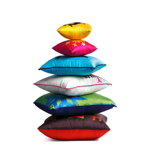 Ustuste duran rengarenk Anadolu Motifli Ipek Yastiklar_Colorful silk cushions with Anatolian Motifs on top of each other