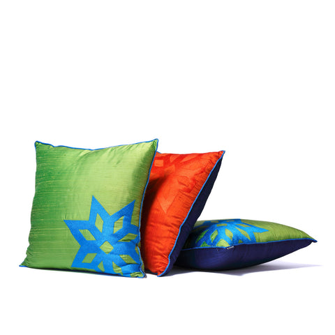 Birbirine yaslanmis turuncu mavi yildiz motifli uc ipek kirlent_Blue and orange three silk cushions with star motif