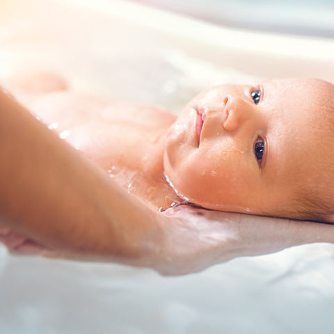 Le bain enveloppé : un moment de bien-être pour bébé