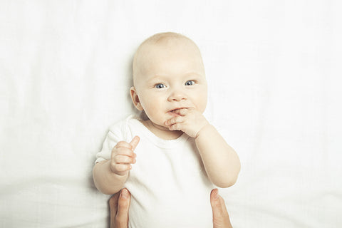 Sweet Baby - Le plan incliné permet à votre enfant de 0 mois à 2 ans de  dormir légèrement incliné, ce qui facilite la respiration et la digestion.  Le coussin incliné soulage