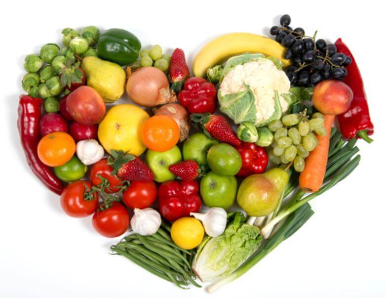 Obst und Gemüse in Form eines Herzens.