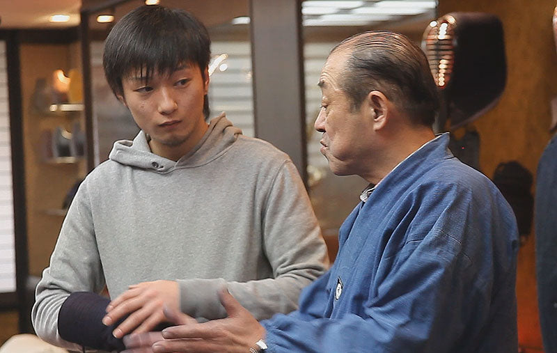 ozando Kendo Bogu craftsman, Nagasaki Tatsuo giving his advise to a customer