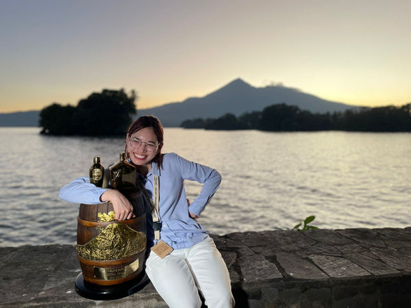 Julie Nguyen world champion of sustainable cocktail challenge and her tropht from Flor de Caña