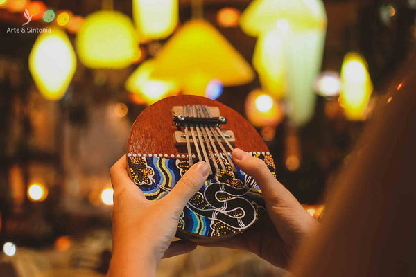 Kalimba pertenece a la familia de los lamelófonos y está hecho de madera y coco.