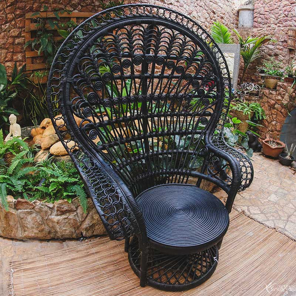 silla-pavo real-ratán-negro-decoración-fibra-natural