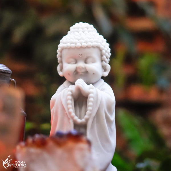 monk-zen-buddhist-marmorite-white-buddha-image