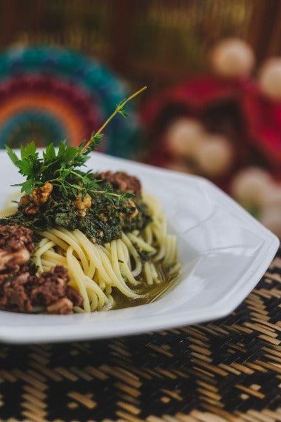 pasta-spaghetti-sauce-pesto-served-meals