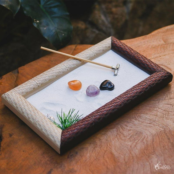 practica-meditativa-jardin-minimalista-simple-madera-rastrillo-piedras-de-colores