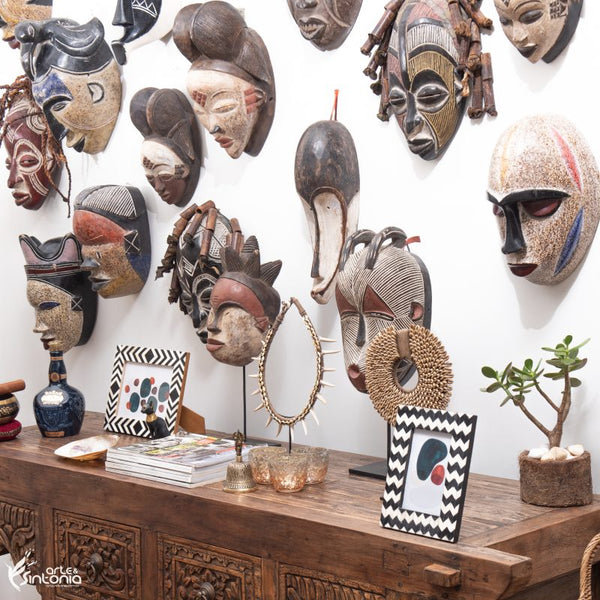 mascara-africana-collar-etnico-rustico-muebles-decoracion