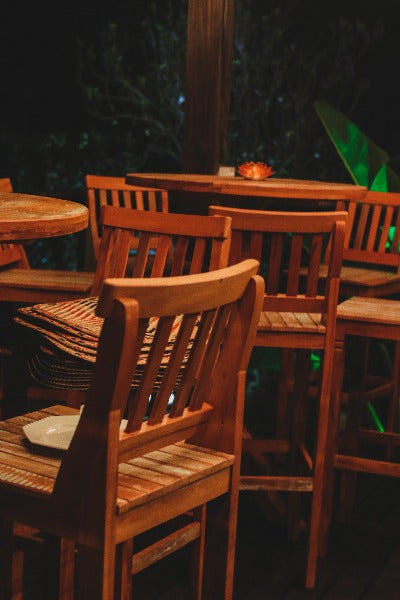 mesas-cuatro-sillas-madera-derribo-estilo-rústico