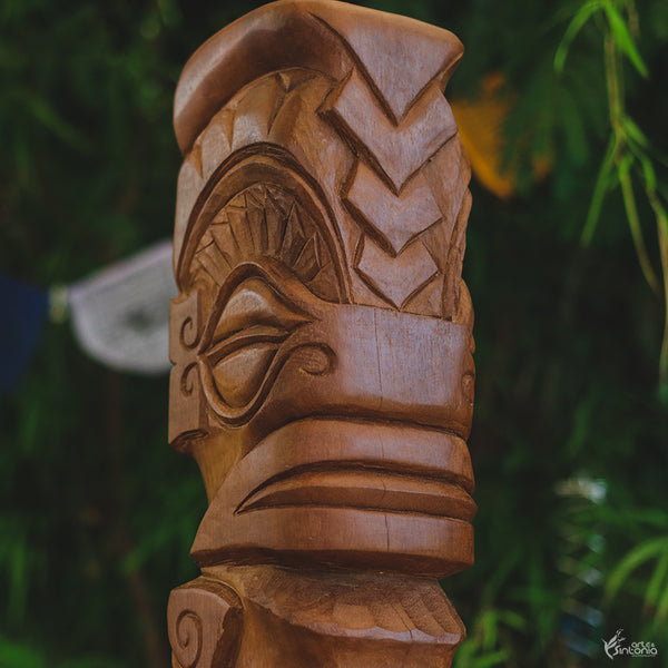 decoracion-tiki-hawaii-madera-escultura-madera-natural-totem