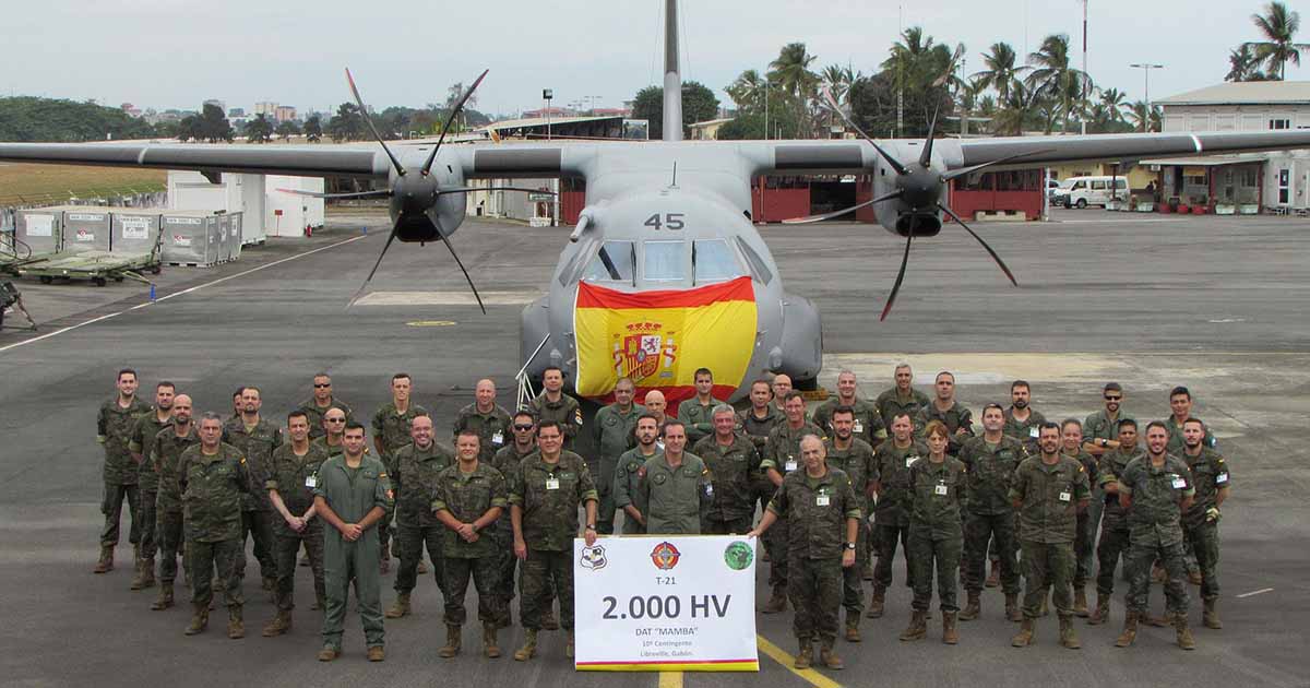 Integrantes del Destacamento Marfil Dakar Senegal parados en frente de un avión con una pancarta