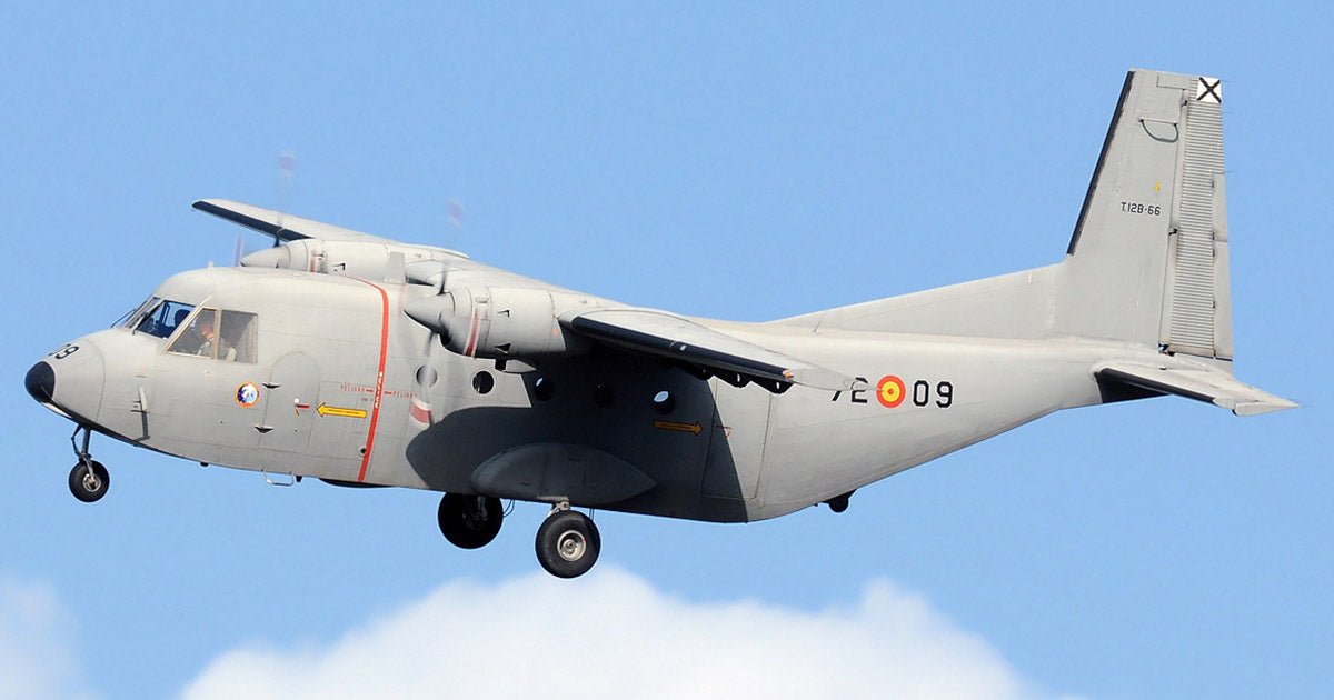 CASA C-212 Aviocar del Ejército del Aire con escarapela de España a un costado del avión