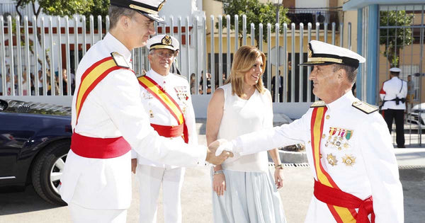 Militares de la Armada Española estrechándose las manos en la calle