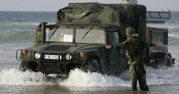 Soldado de la Infantería Marina de España dirigiendo vehículo blindado en la playa