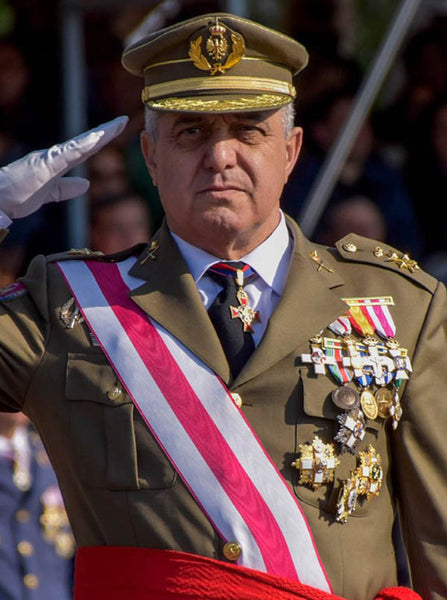 Jefe de Estado Mayor haciendo un saludo militar en público