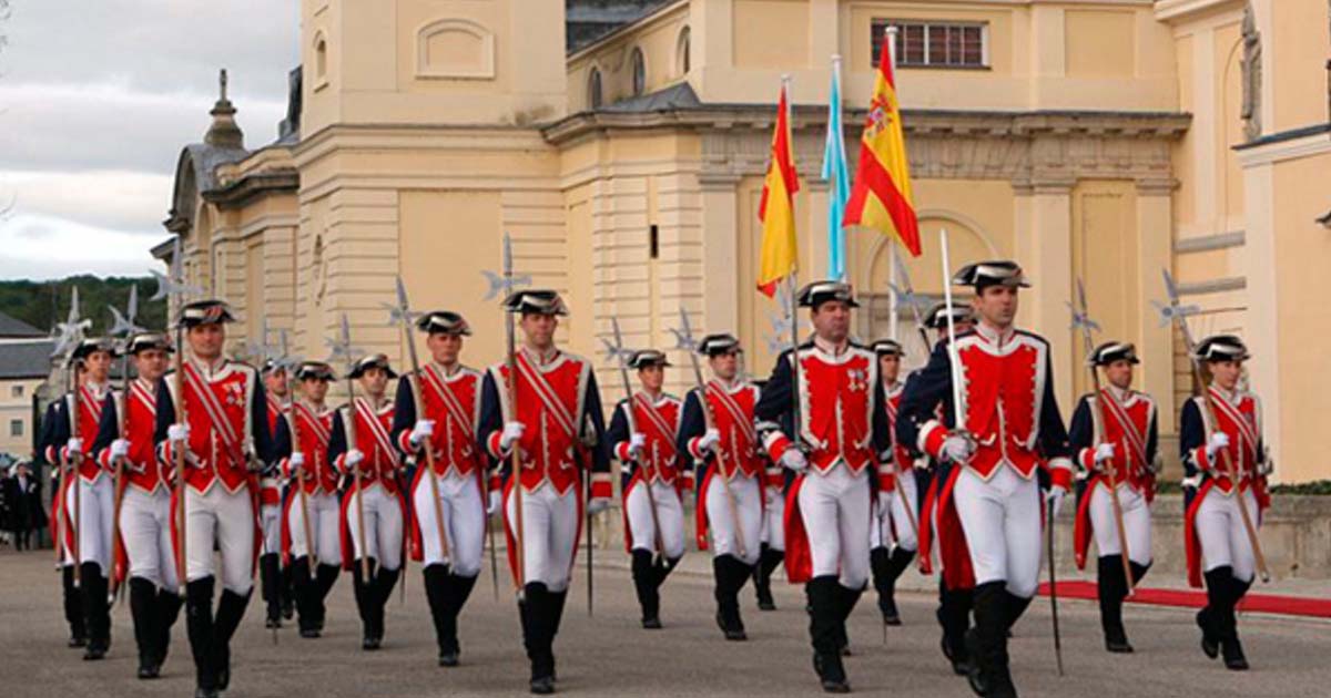 Alabarderos de la Guardia Real Española parados firmes y en formación