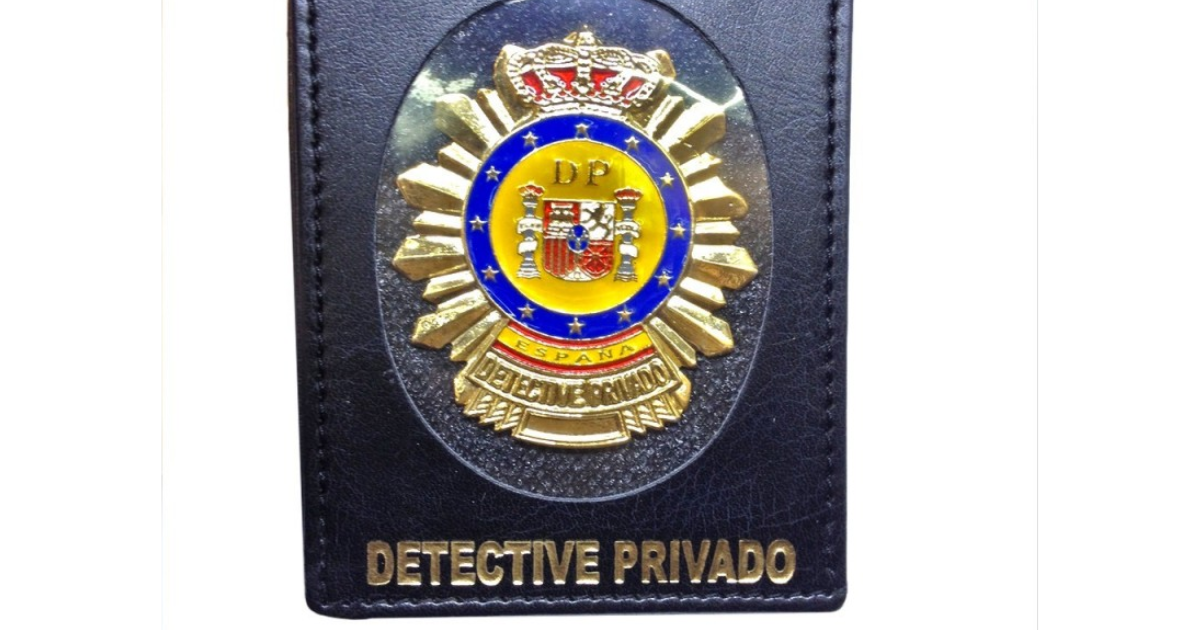 Las placas de detectives privados en España comparten características en común: colores, símbolos e inscripciones