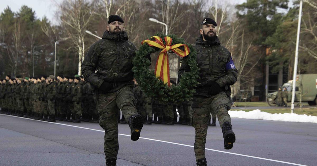 Policías militares desplegados marchando con flores del color de España