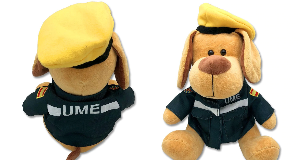 Entre las opciones de peluches disfrazados de militares se destaca el perrito con uniforme de la UME