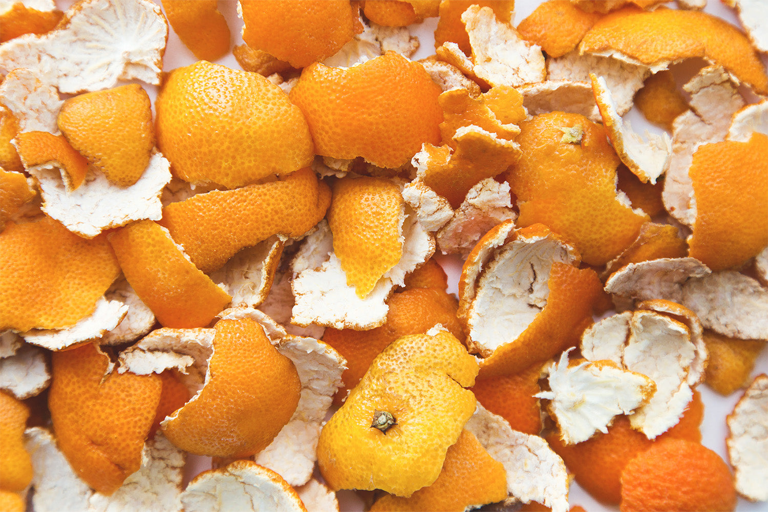 Кожура мандаринов апельсинов. Кожуры мандарина (Citrus reticulata). Апельсиновая корка. Мандариновые корки. Кожура апельсина.