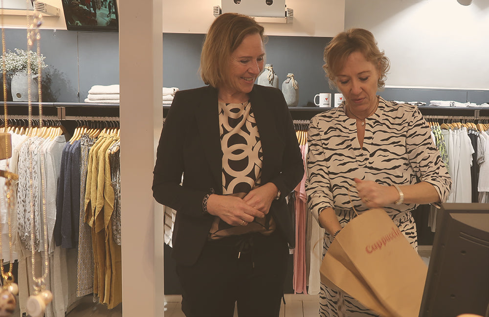 Zussen Yvonne Peek- van Schagen & Gabrielle Nendels- van Schagen in modezaak Cappuccino Laren