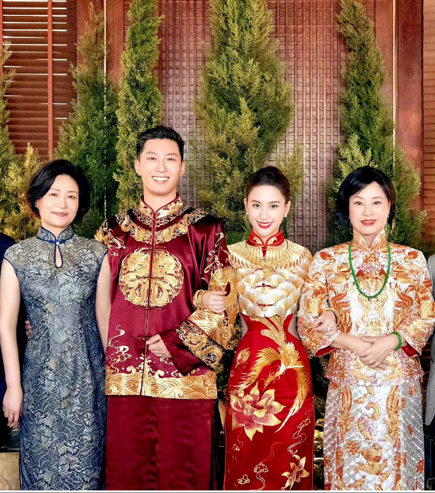 family photo at the asian Chinese wedding