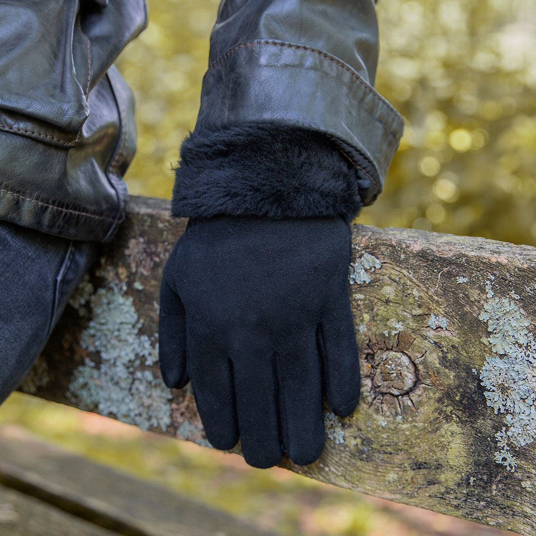 Woman wearing sheepskin gloves in black