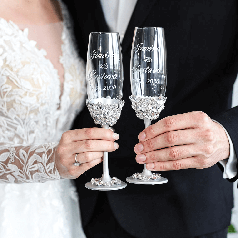 https://cdn.shopify.com/s/files/1/0357/4811/8663/files/Crystal_Charms_on_Champagne_Glasses_for_a_Wedding_96f1f191-5a19-41a7-a105-33b83156378d.png?v=1679995959