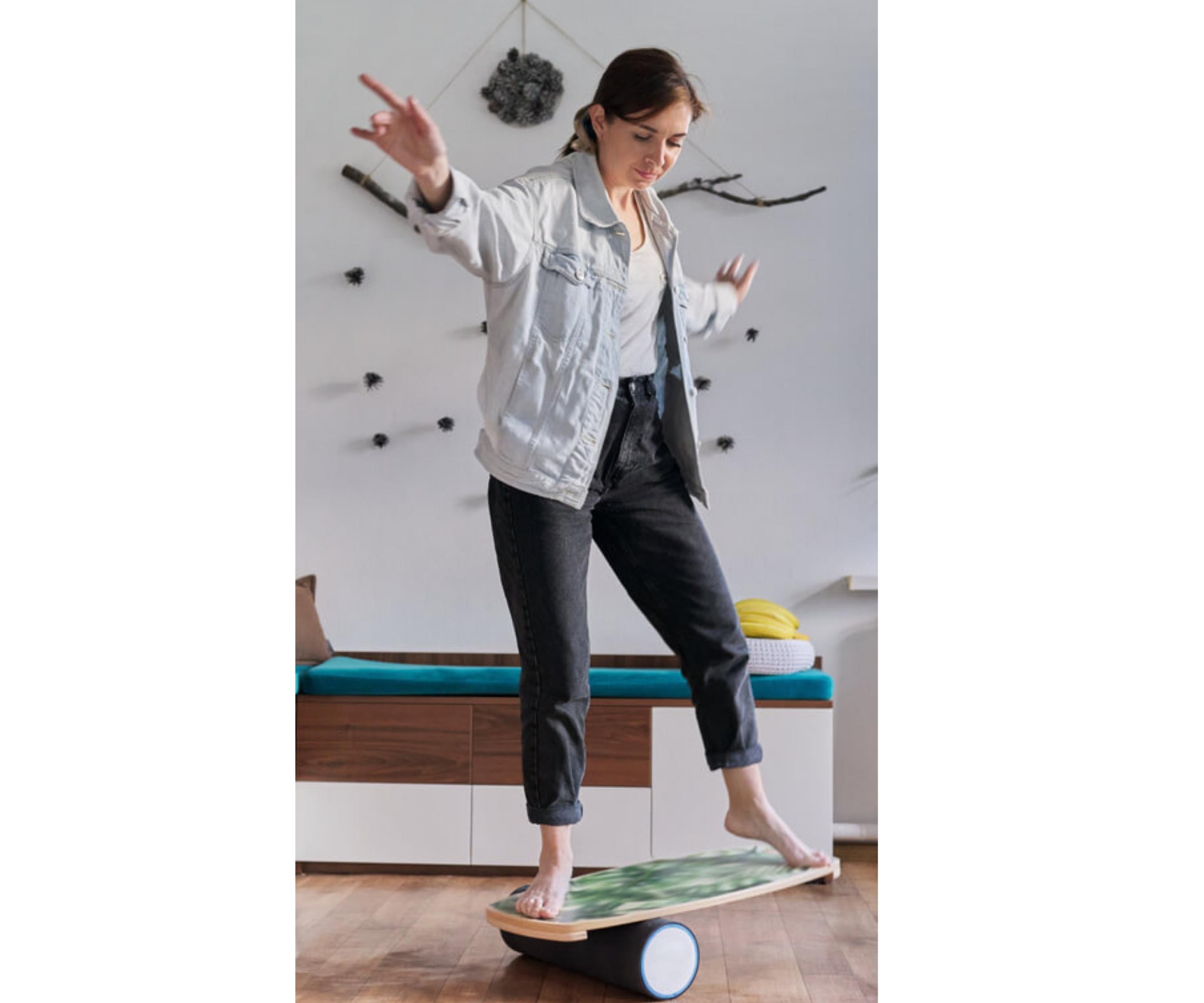 Must haves fürs Homeoffice: Balance Board. Eine Frau trainiert zuhause auf dem Balamce Board.