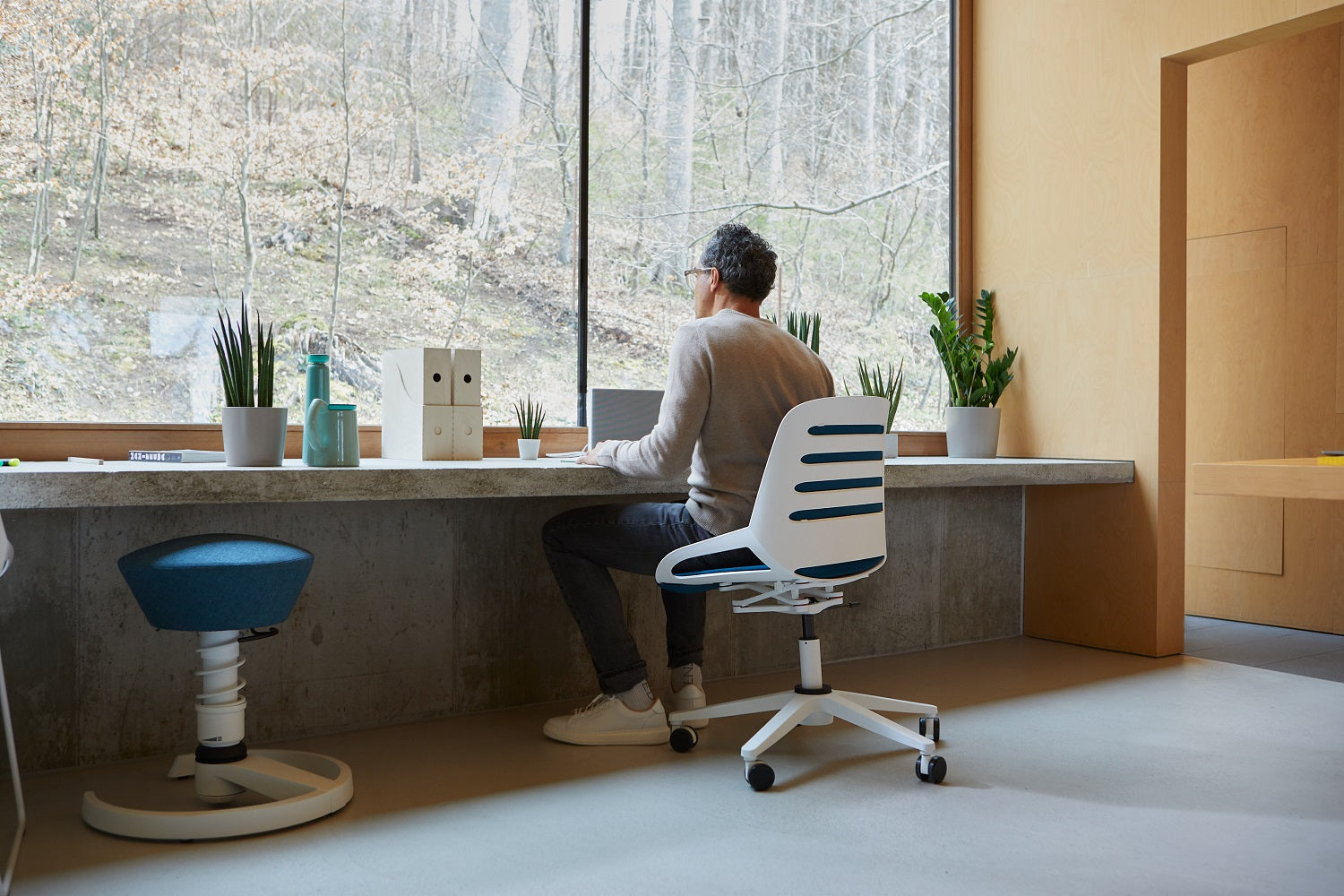 The Aeris Numo Task office chair makes easy movements in all directions.