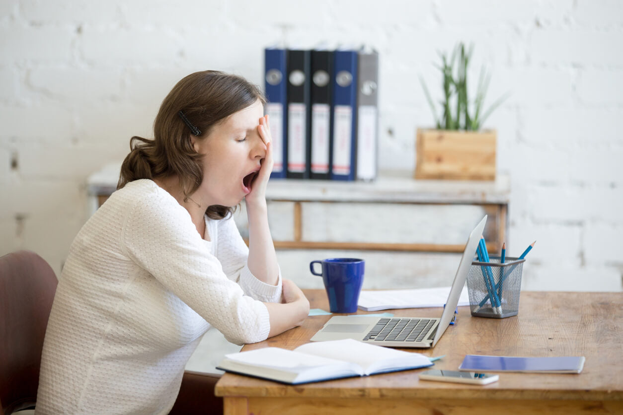 Starres und buckeliges Sitzen im Büro führt zu schnellerer Ermüdung. Moderne Ergonomie am Arbeitsplatz hilft dagegen.