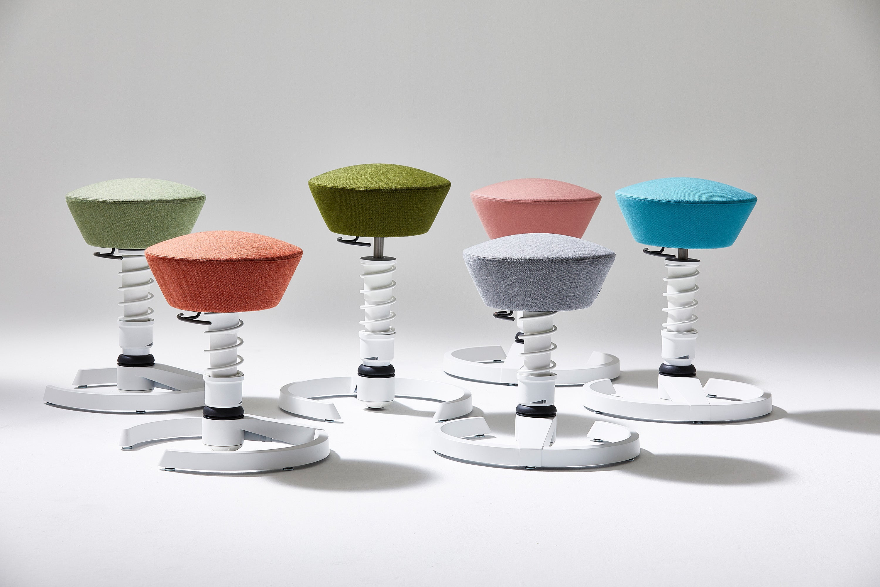 The Aeris Swopper work stool can be customized, its design is distinctive