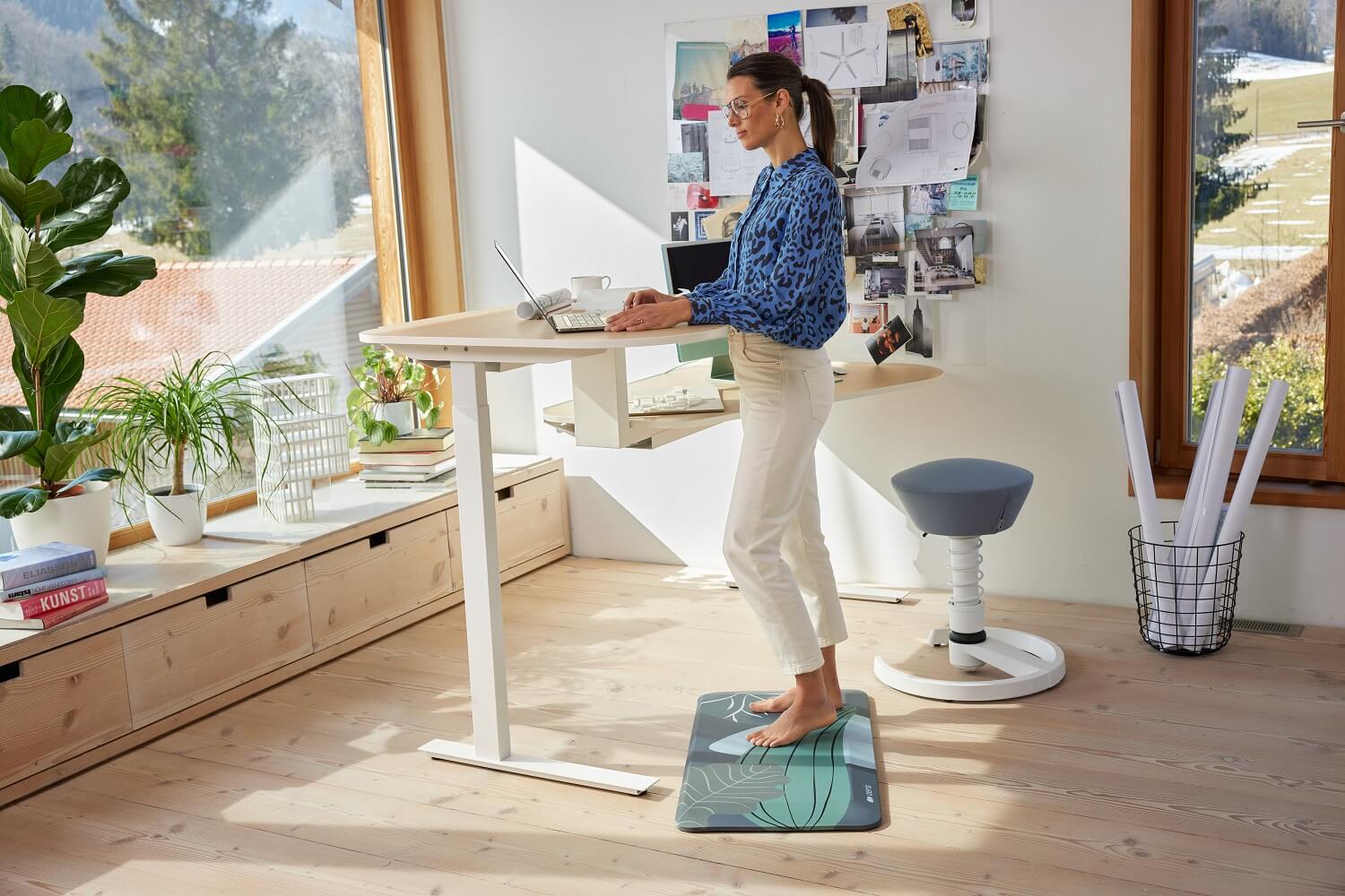 Mit dem  Doppelschreibtisch Aeris Active Office Desk integriert man intuitive Bewegungsabläufe in den Arbeitsalltag.