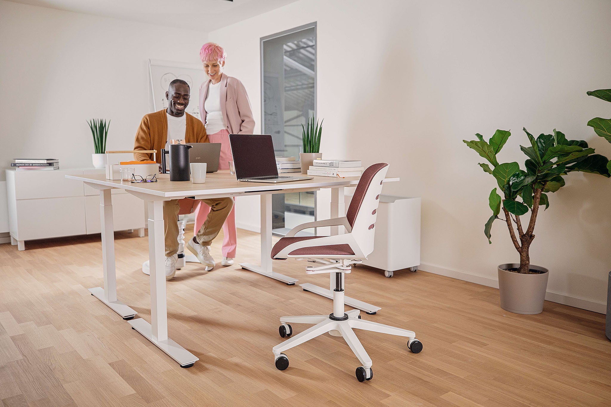 The design chair Aeris Numo Task  and a height-adjustable desk form a perfect symbiosis.