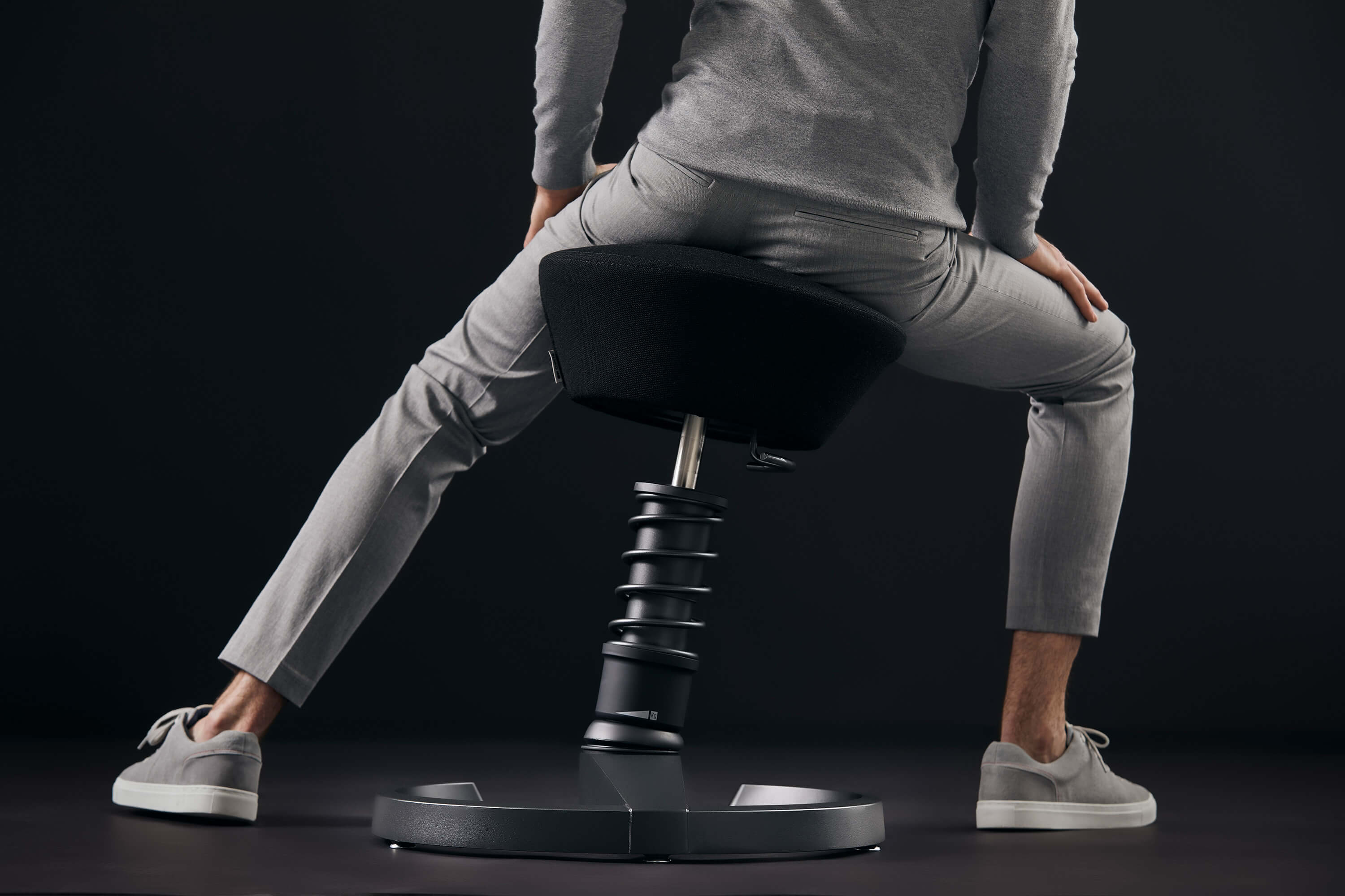 The office stool Aeris Swopper enables active dynamic sitting.