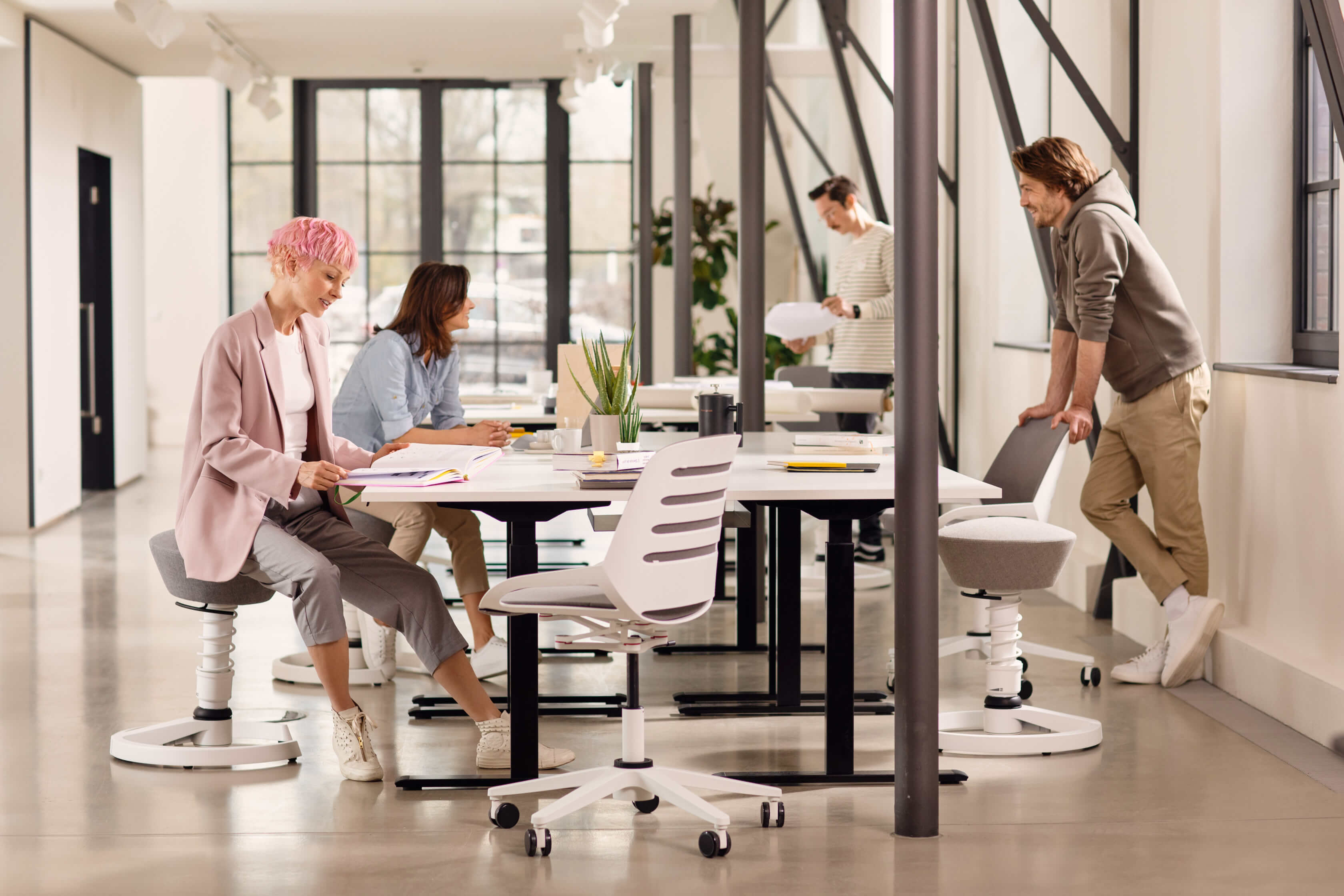 The office stool Aeris Swopper enables dynamic sitting in the office and home office.